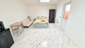 Large Triple Studio Flat - Croydon