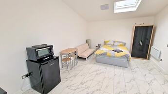Large Triple Studio Flat - Croydon