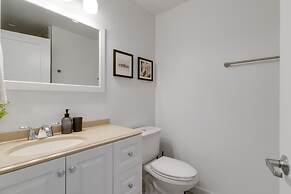 1BR Apt near Pay Parking in West Loop