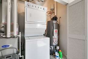 1BR Apt near Pay Parking in West Loop