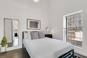 1BR Apt near Pay Parking in West Loop