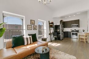 1BR Apt near Pay Parking in West Loop