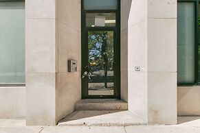 1BR Apt near Pay Parking in West Loop