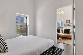 1BR Apt near Pay Parking in West Loop