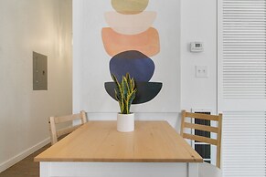 1BR Apt near Pay Parking in West Loop