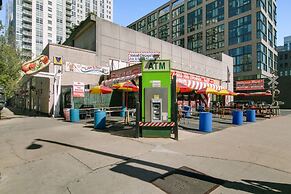 1BR Apt near Pay Parking in West Loop