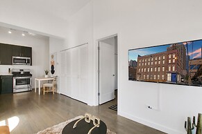 1BR Apt near Pay Parking in West Loop