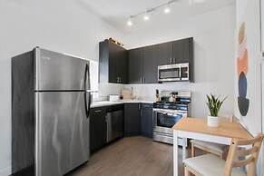1BR Apt near Pay Parking in West Loop