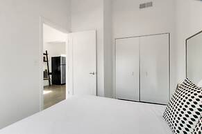 1BR Apt near Pay Parking in West Loop