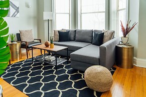 Sophisticated 2BR in Wrigleyville