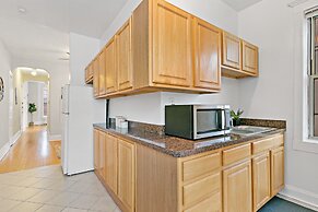 2BR Real Comfy Apt in Wrigleyville