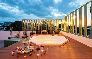 Rooftop Hot Tub 3 levels 5br in Villa