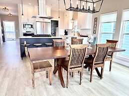 Salty Dog 5 Bedroom Home by RedAwning