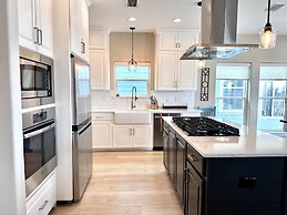 Salty Dog 5 Bedroom Home by RedAwning