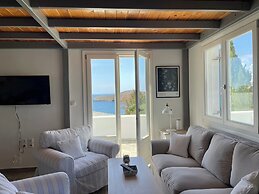 'paraside' Seaside Villa in Delfini Says Netflix