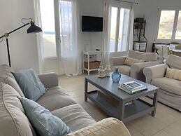 Idyllic 2 bed Villa Overlooking Delfini Bay