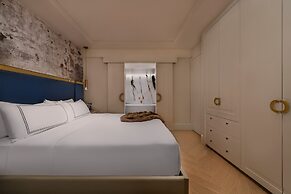 AZUR Legacy Collection Hotel