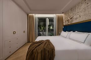 AZUR Legacy Collection Hotel