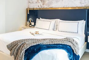 AZUR Legacy Collection Hotel