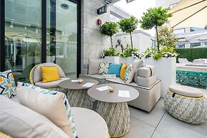 AZUR Legacy Collection Hotel