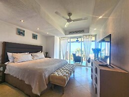 Beachfront Grand Venetian condo