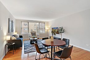 Spacious & Furnished 3BR Apt Rogers Park