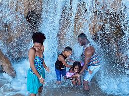 Jhadano Villa 3BR Pool Shuttle 3 Mins to Beach