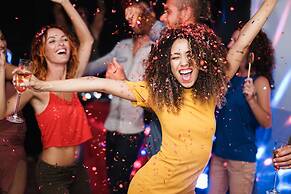 Jhadano Villa 3BR Pool Shuttle 3 Mins to Beach