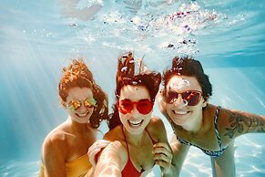 Jhadano Villa 3BR Pool Shuttle 3 Mins to Beach