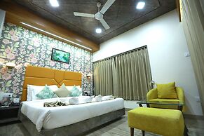 Hotel The Grand Ladhukara