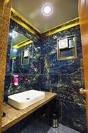 Hotel The Grand Ladhukara