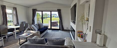 Waterside Lodge - Dog Friendly, Sutton on Sea