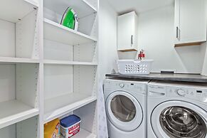 Manhatton Tempe 4 Bedroom Home by RedAwning