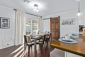 Manhatton Tempe 4 Bedroom Home by RedAwning