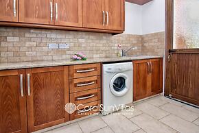 Family Villa Short Walk To Coral Bay Strip 5 Min and Pub, Shops etc