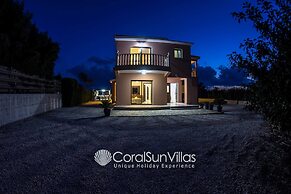 Family Villa Short Walk To Coral Bay Strip 5 Min and Pub, Shops etc