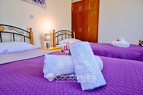 Family Villa Short Walk To Coral Bay Strip 5 Min and Pub, Shops etc