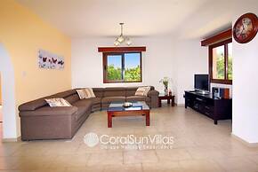 Family Villa Short Walk To Coral Bay Strip 5 Min and Pub, Shops etc