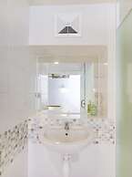 Super OYO Collection O 30 Amega Crown Sub