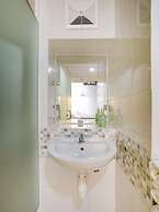 Super OYO Collection O 30 Amega Crown Sub