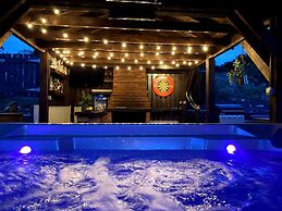 Cottage With Stunning Views and hot tub