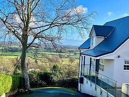 Cottage With Stunning Views and hot tub