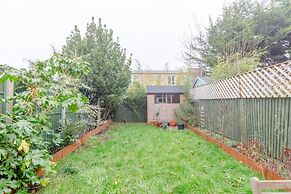 Serene and Spacious 2 Bedroom House in South Wimbledon