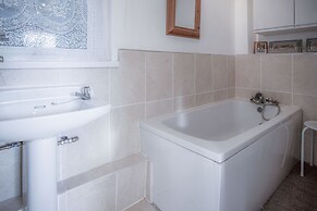 Maytree Cottage - 4 Bedroom Holiday Home - Tenby