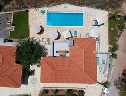 Irini Villa by Elrin Villas Mani