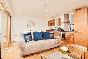 King Deluxe City Apt Large Balcony& Free Parking!