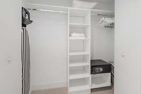 Stunning Condo, City Views