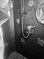 Room-lockable Room Center