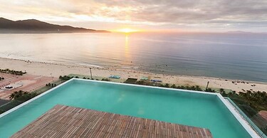 Stunning Beachfront 2bdr Condo Across My Khe Beach