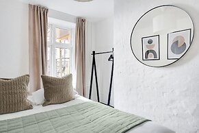 Sanders City - Pleasant 4-bdr Apt in the Capital